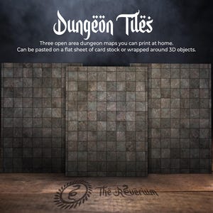 Op de afbeelding: De afbeelding toont drie "Dungeon Tiles" open gebied dungeon kaarten, ontworpen voor thuis printen. Ze kunnen op karton worden geplakt of om 3D-objecten worden gewikkeld. De kaarten hebben een stenen tegelpatroon. De achtergrond is donker, op een houten oppervlak.