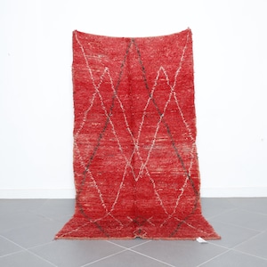 Alfombra marroquí roja de 2,5 x 1,2 m – Alfombra bereber de lana hecha a mano – Pasillo tribal vintage con estampado de rombos