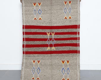 Alfombra Kilim marroquí tejida a mano en gris y rojo / Alfombra tribal bereber geométrica de lana (5 x 3 pies)