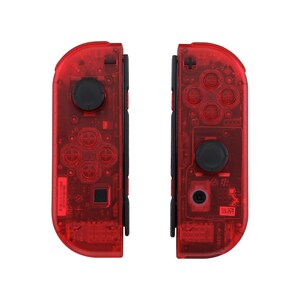 Puede incluir: Un par de mandos Nintendo Switch Joy-Con transparentes rojos. Los mandos tienen botones negros y una palanca anal&oacute;gica negra.