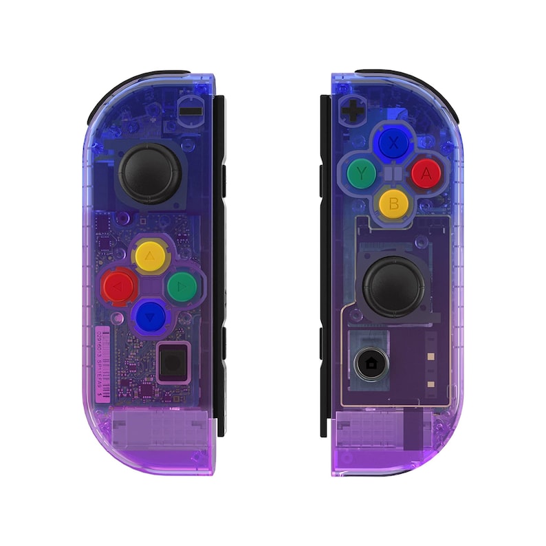K&ouml;nnte beinhalten: Ein Paar transparente violette Nintendo Switch Joy-Con-Controller mit schwarzen Kn&ouml;pfen. Der linke Joy-Con hat gelbe, rote und blaue Kn&ouml;pfe, w&auml;hrend der rechte Joy-Con gelbe, gr&uuml;ne, blaue und rote Kn&ouml;pfe hat.