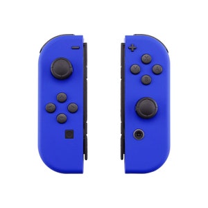 Könnte beinhalten: Ein Paar blaue Nintendo Switch Joy-Con-Controller. Die Controller haben schwarze Tasten und einen schwarzen Analogstick.
