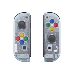Può includere: Una coppia di controller Nintendo Switch Joy-Con trasparenti e chiari. I controller hanno una disposizione dei pulsanti neri con pulsanti colorati. Il controller sinistro ha un joystick analogico nero e il controller destro ha un pulsante nero.
