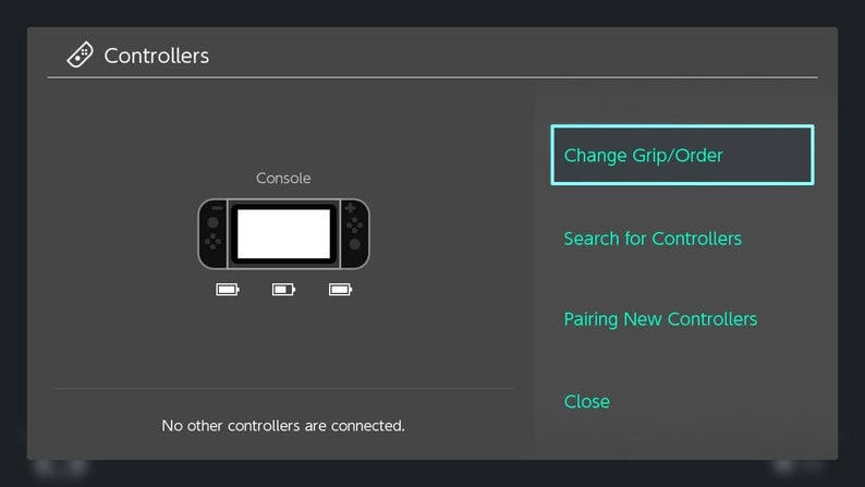 Puede incluir: Una pantalla gris oscuro muestra el men&uacute; "Mandos". Las opciones incluyen "Cambiar agarre/orden", "Buscar mandos" y "Emparejar nuevos mandos". Se muestra un gr&aacute;fico de consola con iconos de bater&iacute;a. El texto dice "No hay otros mandos conectados".