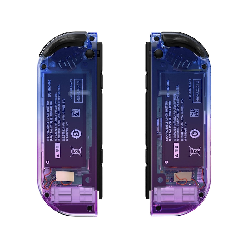 K&ouml;nnte beinhalten: Zwei transparente Nintendo Switch-Konsolenschalen in Lila und Blau mit schwarzen Kn&ouml;pfen und einem bedruckten Etikett auf der R&uuml;ckseite. Das Etikett enth&auml;lt den Text "RECHARGEABLE LITHIUM BATTERY" und "HAC-006".
