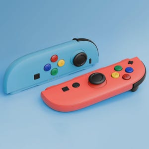 Op de afbeelding: Twee gamecontrollers, één lichtblauw en één rood, worden getoond tegen een blauwe achtergrond. Elke controller heeft een zwarte joystick en gekleurde knoppen. De lichtblauwe controller staat links en de rode rechts.