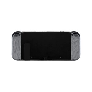 Może przedstawiać: Czarna konsola Nintendo Switch z szarymi, szczotkowanymi metalowymi płytkami. Konsola jest w trybie przenośnym.