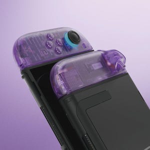 Puede incluir: Primer plano de un mando de consola de juegos negro y morado. El mando tiene una cubierta morada transparente, que revela los componentes internos. El joystick es negro con un anillo azul. El fondo es morado liso.