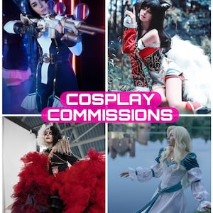 Peut inclure: Un collage de quatre images représentant des personnes en costumes de cosplay. La première image montre une personne vêtue d'un costume noir et blanc tenant un fusil. La deuxième image montre une personne vêtue d'un costume rouge et blanc avec une queue de renard. La troisième image montre une personne vêtue d'un costume noir et rouge avec une grande jupe rouge. La quatrième image montre une personne vêtue d'une robe blanche avec une ceinture bleue.