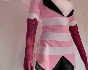 Disfraz de ángel para cosplay: chaqueta a rayas, pantalones cortos, guantes y top esponjoso.