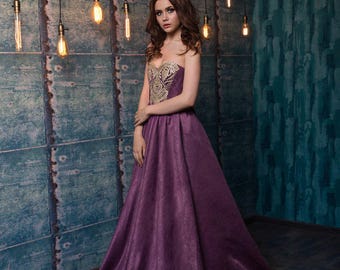 Vestido violeta con corsé y encaje