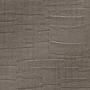 Pu&ograve; includere: Primo piano di una carta da parati testurizzata e metallica con un bagliore sottile. La carta da parati ha un motivo a strisce orizzontali con una texture leggermente in rilievo.