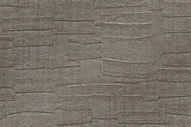 Pu&ograve; includere: Primo piano di una carta da parati testurizzata e metallica con un bagliore sottile. La carta da parati ha un motivo a strisce orizzontali con una texture leggermente in rilievo.