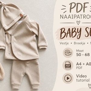 Op de afbeelding: Een beige babykledingset bestaande uit een wikkelvest met lange mouwen en drukknopen, een bijpassende broek en een mutsje met knoop. De tekst luidt PDF NAAIPATROON BABY SET, Vestje Broekje Muts, Maat 50-68, A4 + A0 PDF en Video tutorial.