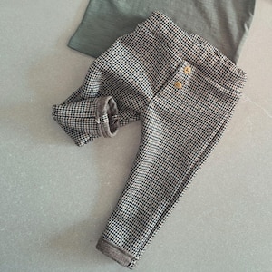 Naaipatroon PDF & A0: Aiden Bikerbroek maat 50 tot 122. Met video tutorial + stappenplan voor het naaien van baby,peuter, kleuter broekje.