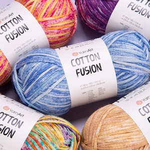 Puede incluir: Hilo YarnArt Cotton Fusion en cinco combinaciones de colores diferentes: rojo, naranja y amarillo; azul y blanco; marrón y beige; morado y blanco; y verde, naranja y morado. Cada ovillo pesa 100 g (3,52 oz) y contiene aproximadamente 225 m (246,06 yardas) de hilo. El hilo es 100% algodón.