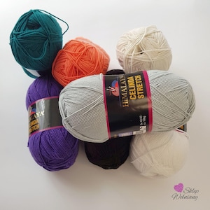 Puede incluir: Una colección de ovillos de lana coloridos en tonos de verde azulado, naranja, blanco, morado, gris, negro y blanco. La lana está etiquetada como "Himalaya Celinda Stretch". La imagen está tomada desde arriba.