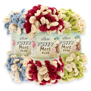 Könnte beinhalten: Verschiedene Knäuel Alize Puffy More Plus Garn in Blau, Rot, Grün und Creme. Das Garn ist dick und strukturiert, mit einem Schlaufendesign. Die Produktverpackung ist sichtbar, mit Markennamen und Produktdetails.
