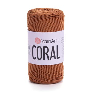 Puede incluir: Un ovillo de hilo YarnArt Coral de color marr&oacute;n c&aacute;lido. La etiqueta dice "YarnArt Coral".