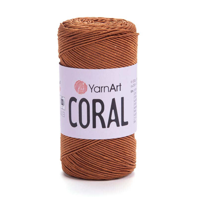Puede incluir: Un ovillo de hilo YarnArt Coral de color marr&oacute;n c&aacute;lido. La etiqueta dice "YarnArt Coral".