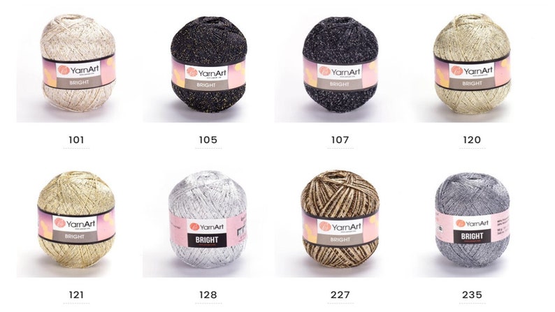 Op de afbeelding: Assortiment van tien bollen garen in verschillende kleuren, waaronder goud, zilver, zwart en bruin. Elke bol heeft een label met de tekst "YarnArt BRIGHT".