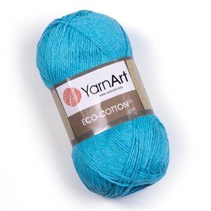 Peut inclure: Une pelote de fil turquoise bleu &eacute;tiquet&eacute;e "YarnArt ECO-COTTON" avec le site Web www.yarnart.info imprim&eacute; sur l'&eacute;tiquette.