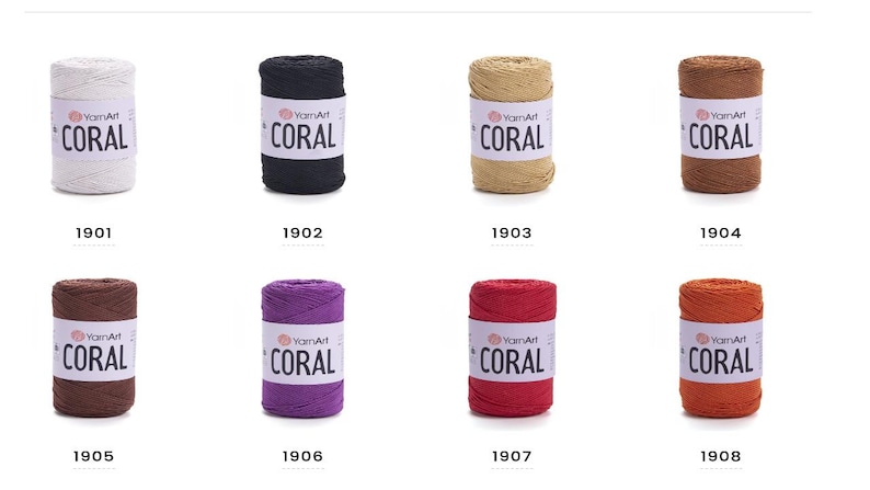 Puede incluir: Ocho carretes de hilo en diferentes colores, incluyendo blanco, negro, marr&oacute;n, morado, rojo y naranja. Cada carrete tiene el texto "YarnArt CORAL" impreso en la etiqueta.