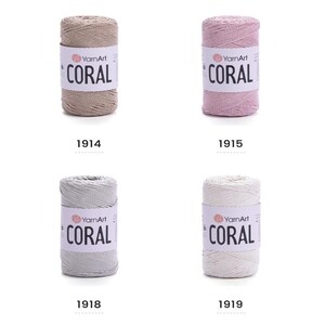 Puede incluir: Ocho ovillos de hilo YarnArt Coral en diferentes colores: verde, beige, rosa, azul, crema, gris, blanco y verde oliva. Cada ovillo tiene una etiqueta con el nombre de la marca "YarnArt" y la palabra "CORAL". Los ovillos est&aacute;n numerados del 1913 al 1920.