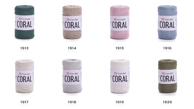 Puede incluir: Ocho ovillos de hilo YarnArt Coral en diferentes colores: verde, beige, rosa, azul, crema, gris, blanco y verde oliva. Cada ovillo tiene una etiqueta con el nombre de la marca "YarnArt" y la palabra "CORAL". Los ovillos est&aacute;n numerados del 1913 al 1920.