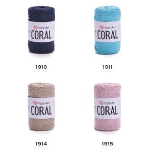 Puede incluir: Ocho ovillos de hilo YarnArt Coral en diferentes colores: burdeos, azul marino, turquesa, verde azulado, verde bosque, beige, rosa claro y azul claro.