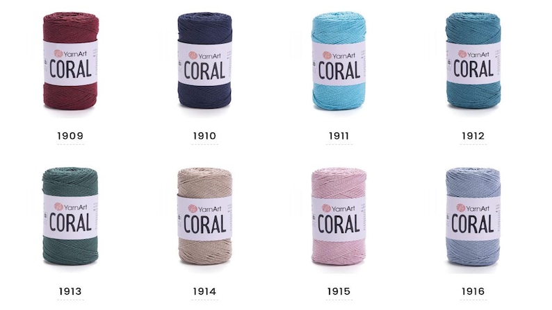 Puede incluir: Ocho ovillos de hilo YarnArt Coral en diferentes colores: burdeos, azul marino, turquesa, verde azulado, verde bosque, beige, rosa claro y azul claro.