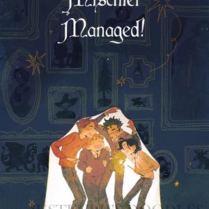 Puede incluir: Ilustración de un grupo de amigos bajo un foco, con las palabras "Mischief Managed!" encima. El fondo es una pared azul oscuro con retratos enmarcados y estrellas.