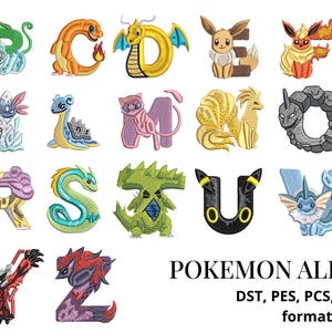 Può includere: Un set di ricami che presenta l'alfabeto dalla A alla Z, in cui ogni lettera è integrata con una diversa creatura colorata. Sono visibili il testo POKEMON ALPHABET e i formati di file DST, PES, PCS, JEF.