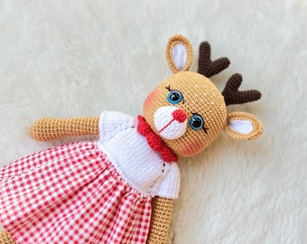 カスタマイズ可能なかぎ針編みの鹿のぬいぐるみ人形の販売、クリスマスプレゼントの服を着た鹿のぬいぐるみ、初めてのクリスマスプレゼント、孫娘へのクリスマスプレゼント