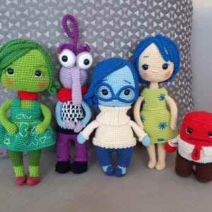 Può includere: Cinque peluche all'uncinetto ispirate ai personaggi del film Inside Out. I personaggi sono Gioia, Tristezza, Rabbia, Disgusto e Paura. I giocattoli sono tutti fatti a mano e hanno dettagli elaborati.