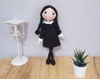 Gehäkelte Puppe zum Verkauf, Amigurumi-Puppe für Weihnachtsgeschenk, Gothic-Stil-Puppe, Enkelin Geschenk, Geburtstagsgeschenk