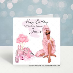 K&ouml;nnte beinhalten: Geburtstagskarte mit dem Text "Happy Birthday To A Wonderful Daughter Jessica". Die Illustration zeigt eine Frau in einem rosa Bademantel und Handtuch, die ein Sektglas h&auml;lt. Rosa Luftballons, Geschenke und eine Champagnerflasche sind ebenfalls abgebildet.