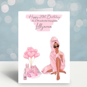 K&ouml;nnte beinhalten: Eine Geburtstagskarte mit dem Text "Happy 20th Birthday To A Wonderful Daughter Lillyarna". Die Karte zeigt eine Illustration einer Frau in einem rosa Bademantel und Sonnenbrille, die ein Sektglas h&auml;lt, mit rosa Herzballons und Geschenken.