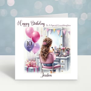 Op de afbeelding: Verjaardagskaart met de tekst "Happy Birthday To A Special Granddaughter". De illustratie toont een meisje aan een kaptafel met ballonnen met de tekst "10 Today". De kaart is versierd met roze en paarse accenten.