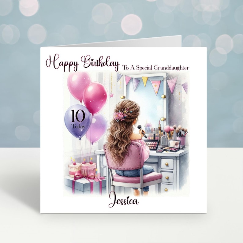 Op de afbeelding: Verjaardagskaart met de tekst "Happy Birthday To A Special Granddaughter". De illustratie toont een meisje aan een kaptafel met ballonnen met de tekst "10 Today". De kaart is versierd met roze en paarse accenten.