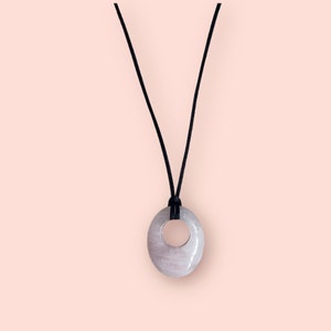 Rose quartz pendant necklace