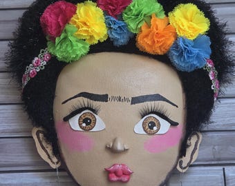 Poncho y corona de Frida Adjunto: Decoración de fiesta con sombrero y corona de flores