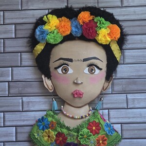 Poncho y corona de Frida Adjunto: Decoración de fiesta con sombrero y corona de flores imagen 5