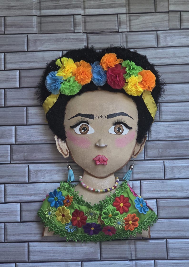 Poncho y corona de Frida Adjunto: Decoración de fiesta con sombrero y corona de flores imagen 5