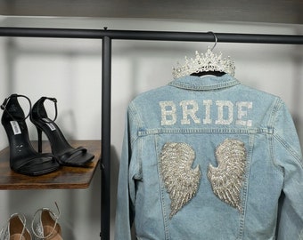 Chaquetas con pedrería. Logotipos de equipos deportivos o de cualquier otro tipo. Letras personalizadas. Bodas del oeste. Conciertos de música country. Trajes de dama de honor. Despedidas de soltera.