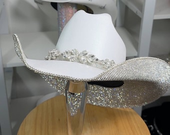 Sombrero de vaquera blanco con diamantes de imitación. Boda western. Concierto country. Disfraz espacial de Halloween. Trajes de dama de honor. Despedida de soltera.