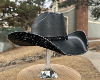 Sombrero de vaquera negro con pedrería. Boda western. Concierto country. Disfraz espacial. Trajes de dama de honor. Despedida de soltera.