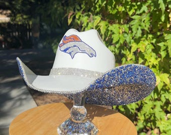 ¡Sombreros de vaquera con diamantes de imitación para equipos deportivos! Cualquier logo. Cualquier tipo de letra. Fútbol americano, baloncesto, béisbol, hockey, fútbol. También con logo personal.
