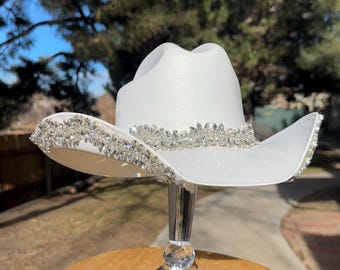 Sombrero de vaquera blanco con pedrería. Boda western. Concierto country. Disfraz espacial de Halloween. Trajes de dama de honor. Despedida de soltera.