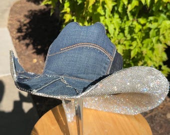 Mezclilla y diamantes con o sin LED. Totalmente decorado con diamantes de imitación. Sombrero de vaquera con diamantes de imitación. (Regalo de boda del oeste. Concierto de música country).